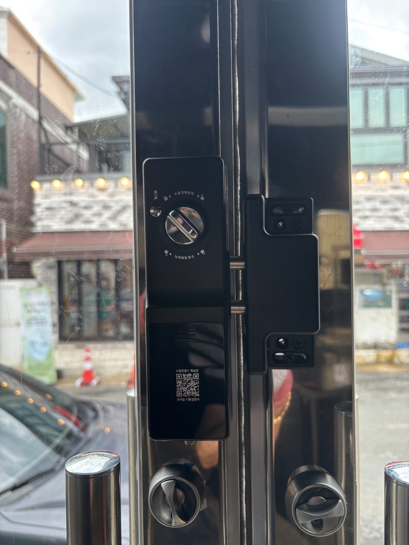 양개문에 설치한 도어락 내측 바디와 광폭 스트라이커 정면