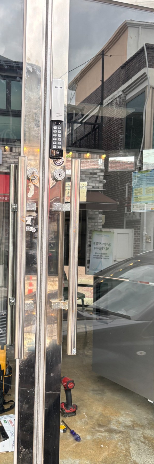 진해 경화동 상가 양개문에 락프로 SC7000S 설치를 마친 모습