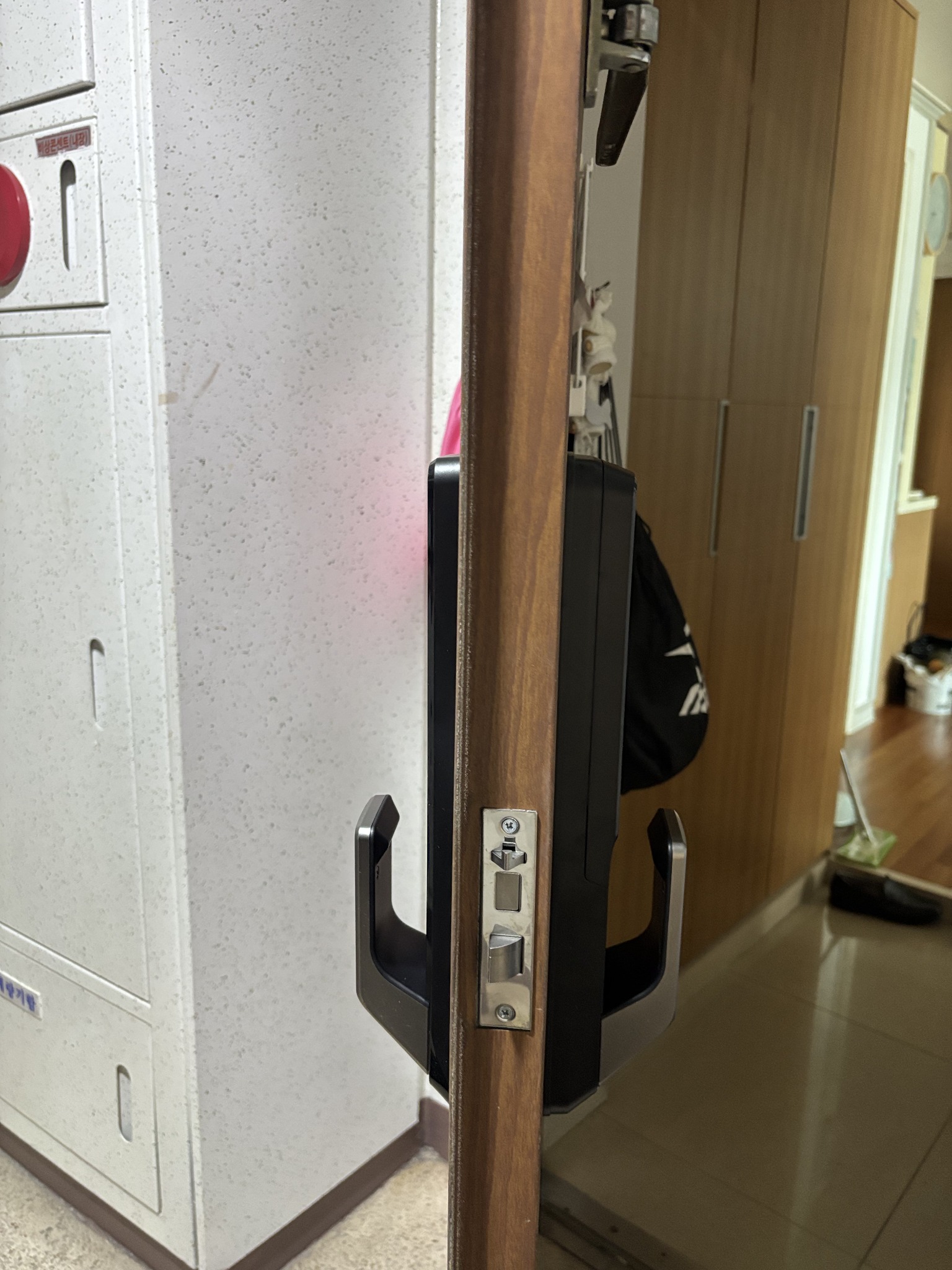 Sync SP7000B 설치 후 문 측면 모티스와 잠금장치