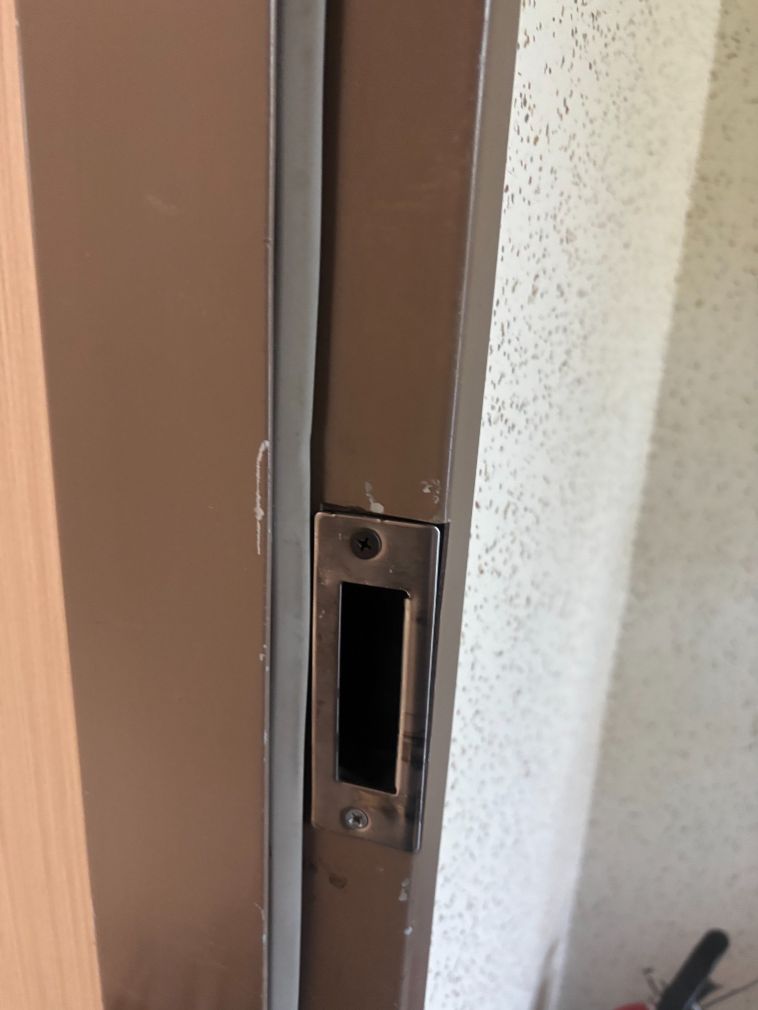 기존 도어락 문틀 스트라이커 상태